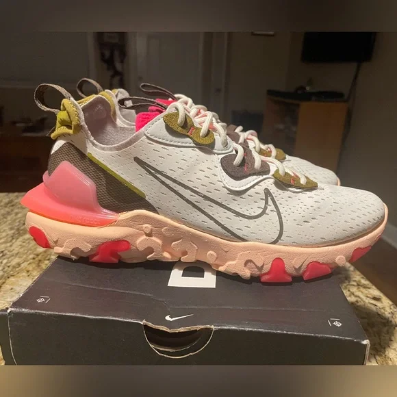 Women’s Nike React Vision Siren Red Workout Sneakers - Picture 4 of 12